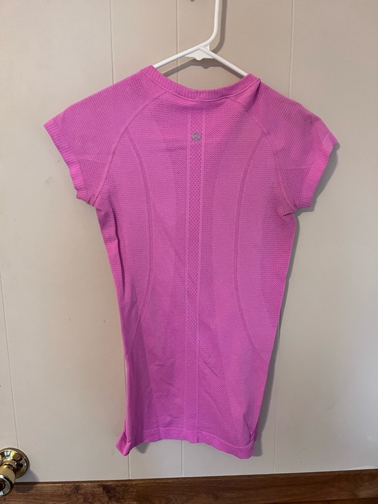lululemon athletica Bright Pink Short Sleeve Seamless Tee - Picture 2 of 2